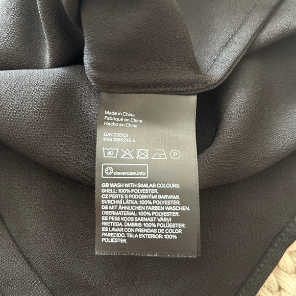 NWOT H&M Short-Sleeved Tie Detail Blouse - Picture 5 of 6